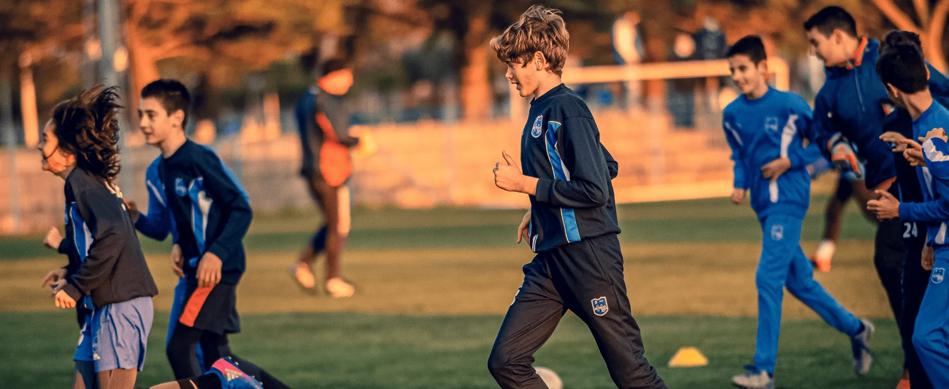 Junge Sportschule mit jugendlichen Fußballern