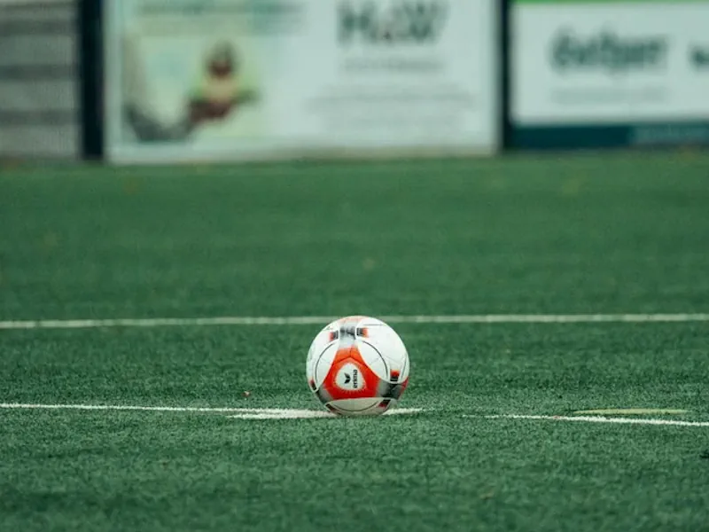 ballspende-sponsoring Ein Fußball am Anstoßkreis, als Ballspende für den Spieltag