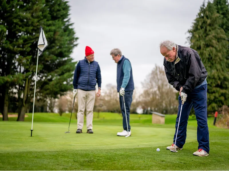 Golfer beim Spiel auf gesponsertem Platz